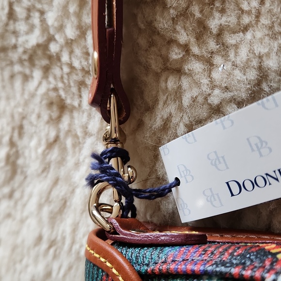 🎉HOST PICK!!🎉 NWT Dooney & Bourke Tartan Plaid Leather Flap Wristlet Wallet ❤️ - Picture 3 of 15